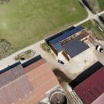 Ferme agricole avec toiture solaire