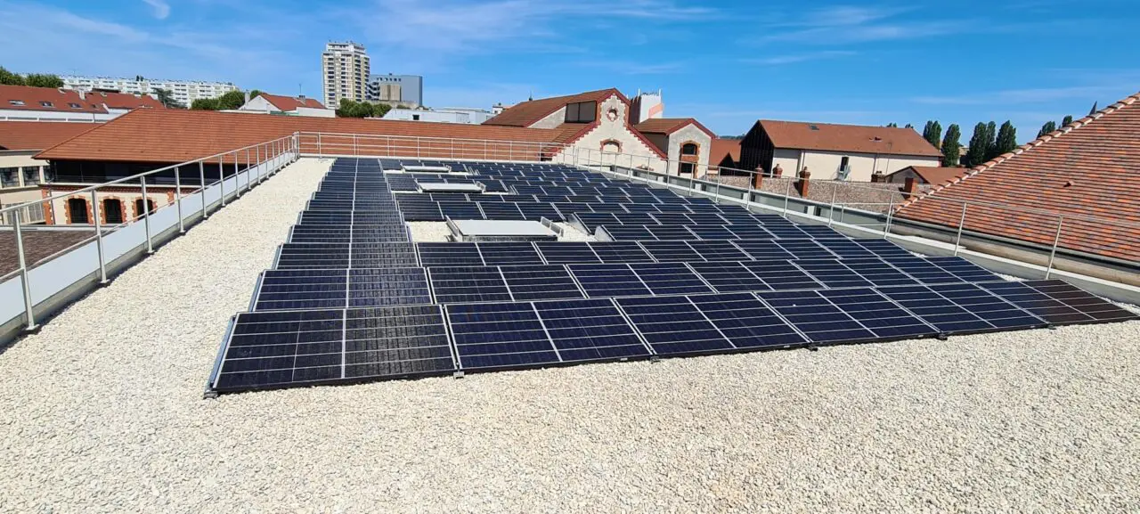 panneaux solaires sur toit terrasse