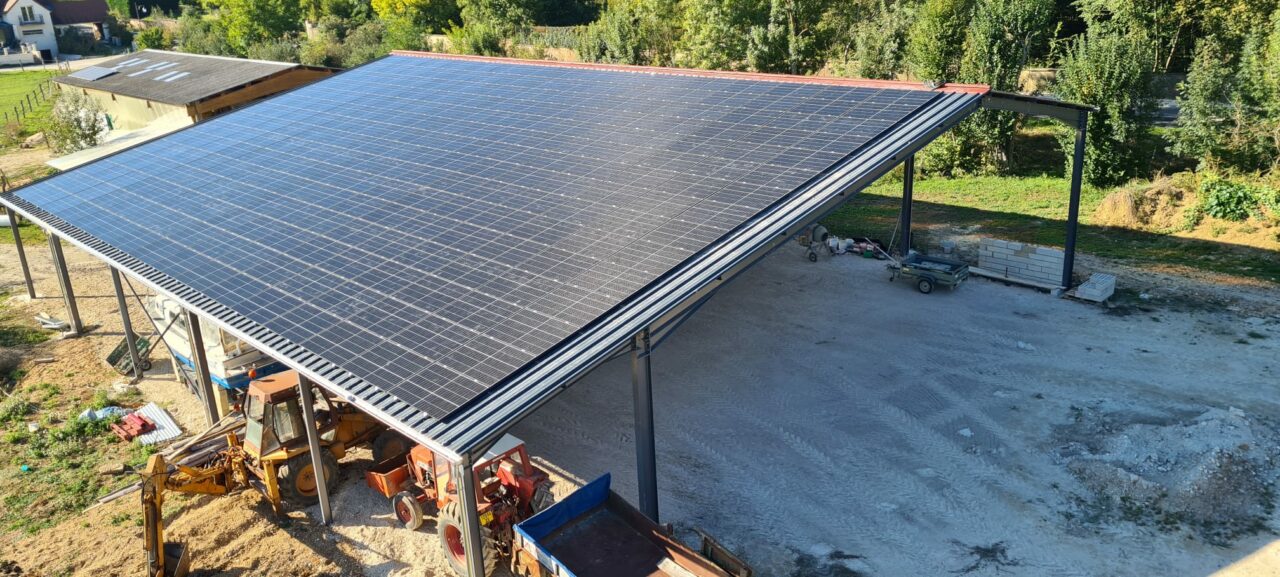 entrepôt avec centrale panneaux solaire